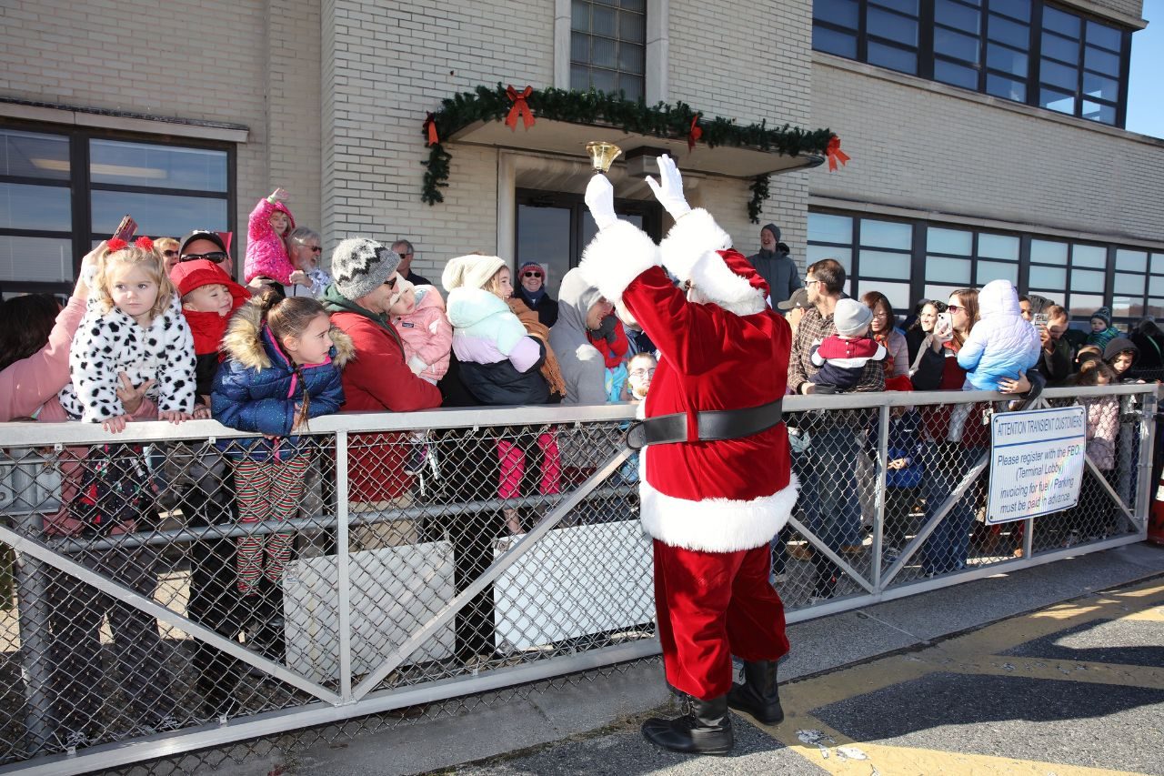 Santa Flies in to Middle River